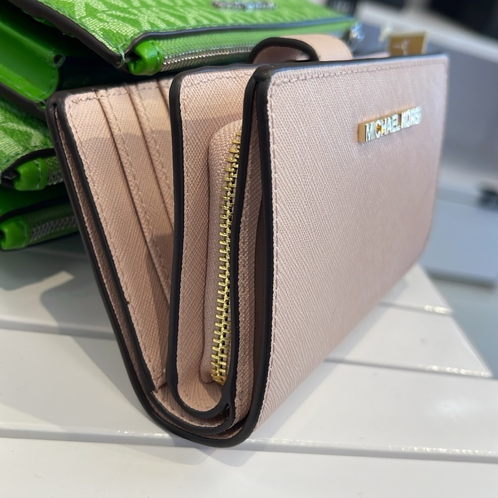 Michael Medium Crossgrain Leather Bifold Wallet
Powder Blush 
NWT - Picture 11 of 16